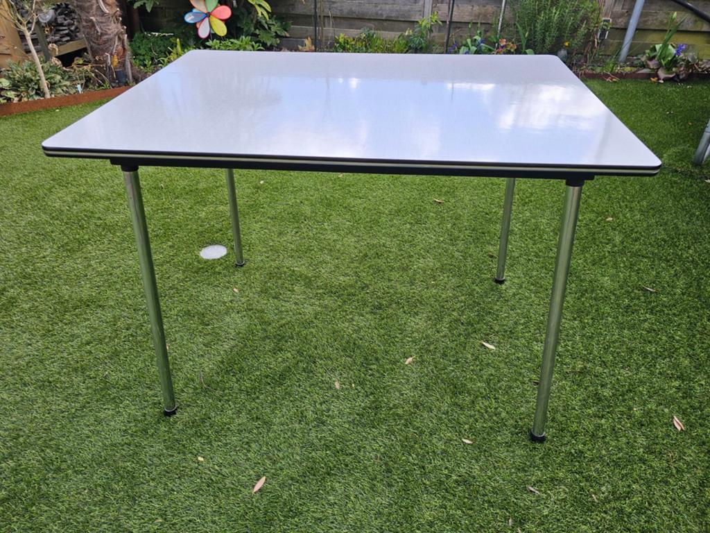 Mooie Formica tafel met twee goed gebruikte stoelen, Huis en Inrichting, Tafels | Eettafels, Gebruikt, 100 tot 150 cm, Tot twee personen