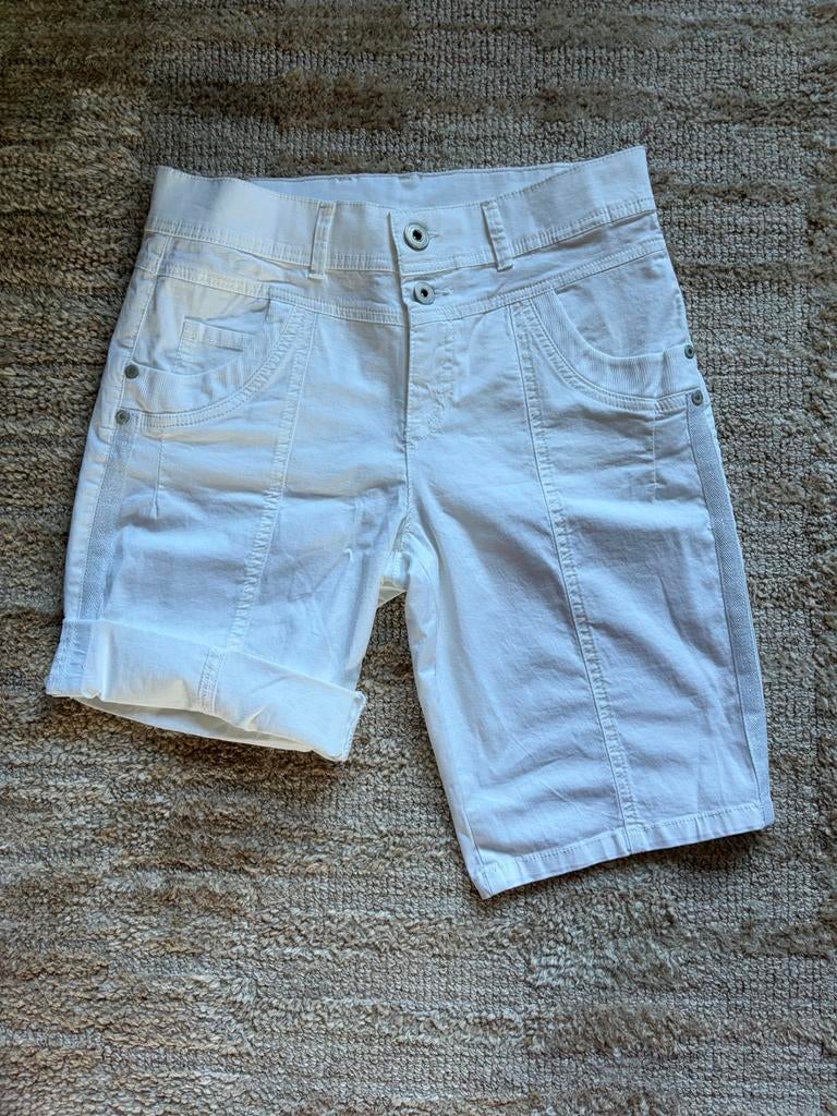 Witte korte broek Enjoy - maat 36, Kleding | Dames, Broeken en Pantalons, Kort, Wit, Ophalen of Verzenden, Zo goed als nieuw