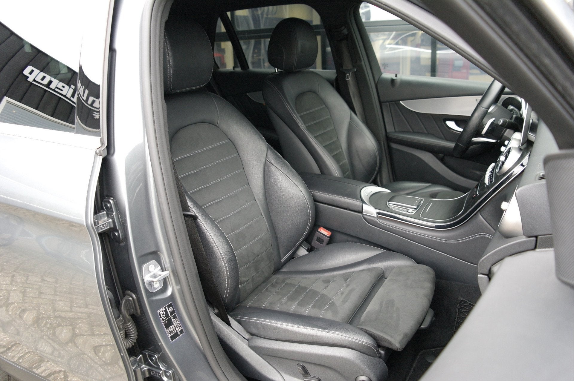 Mercedes-Benz GLC 200 Premium AMG | Dealer onderhouden | NL-, Auto's, Dealer onderhouden, Gebruikt, 4 cilinders, 2000 kg
