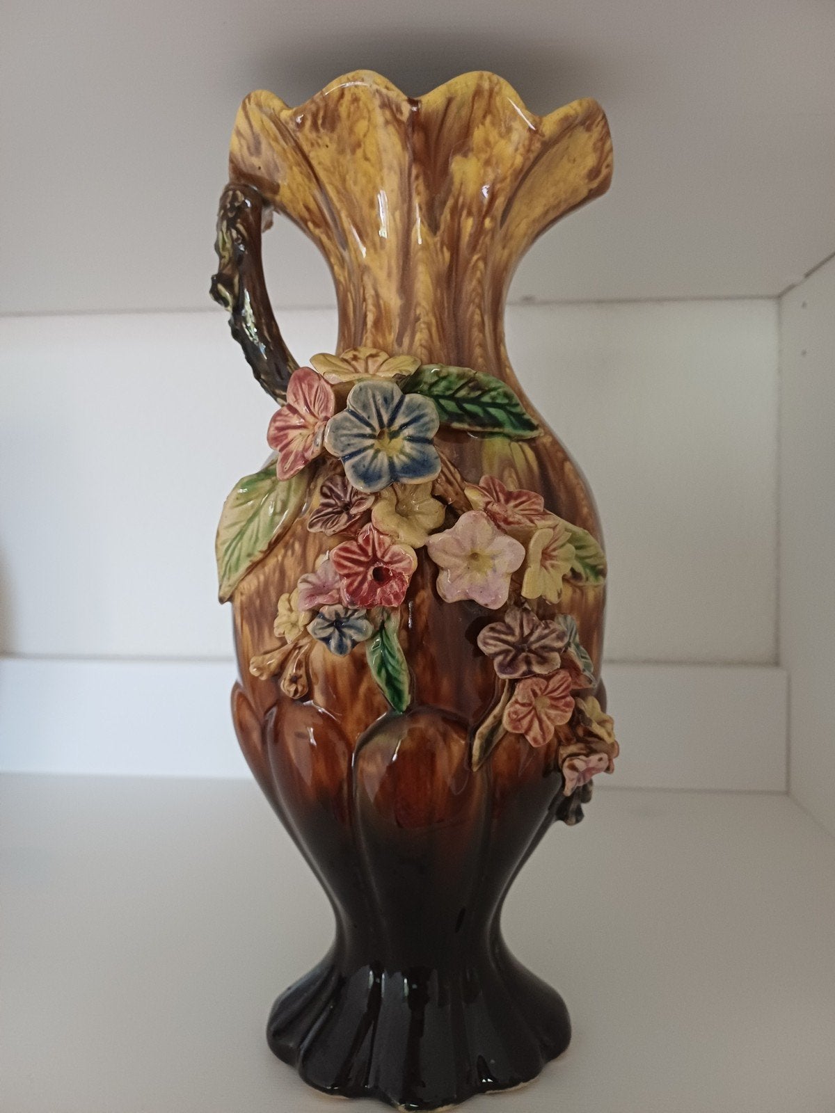 Franse brocante barbotine majolica vaas met bloemen, Ophalen of Verzenden