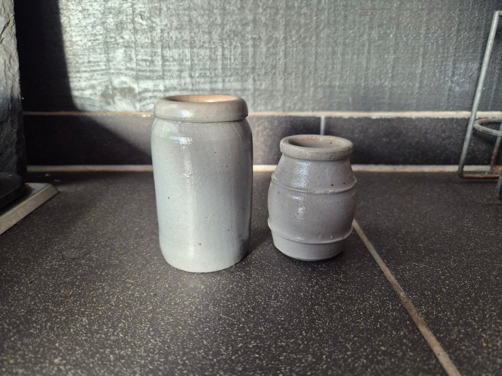 2 kleine gres- mosterdpotjes, Ophalen of Verzenden