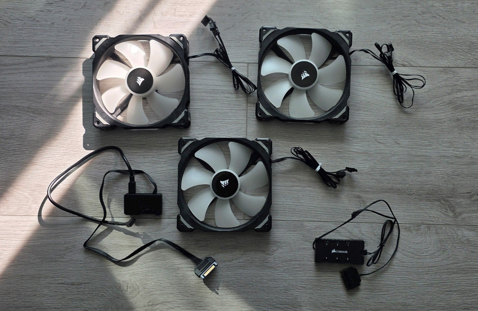 3 x Corsair ML140 Pro PC ventilatoren met RGB hub, Ophalen, Zo goed als nieuw, Luchtkoeling