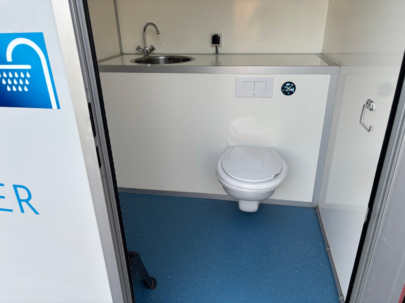 Te huur mobiele badkamer douche noodvoorziening