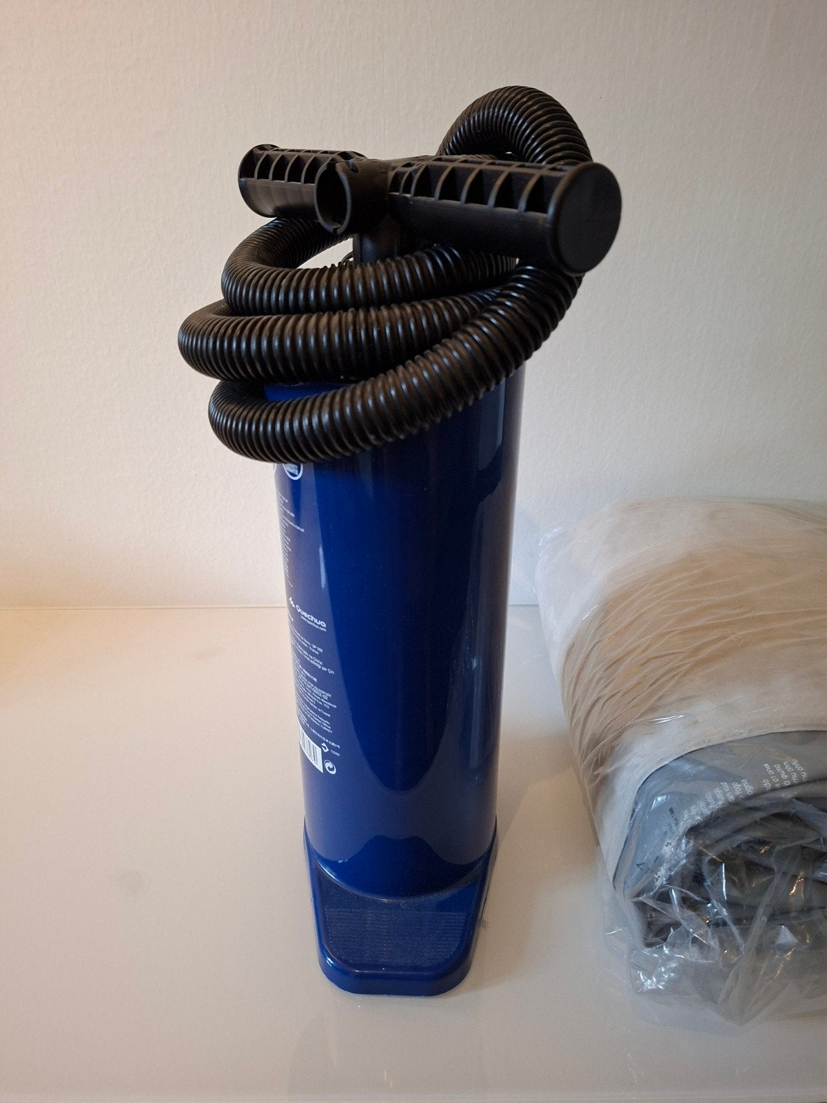 2 persoons luchtbed 140cm breed met voetpomp!, Ophalen, Zo goed als nieuw, 2-persoons