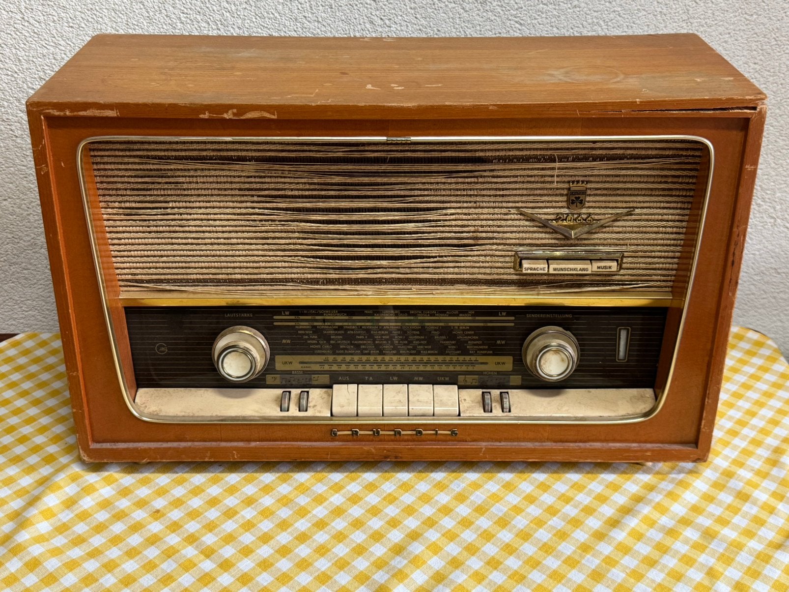 Oude lampenradio grundig met wat werk vaste pr ophalen, Antiek en Kunst, Antiek | Tv's en Audio, Ophalen