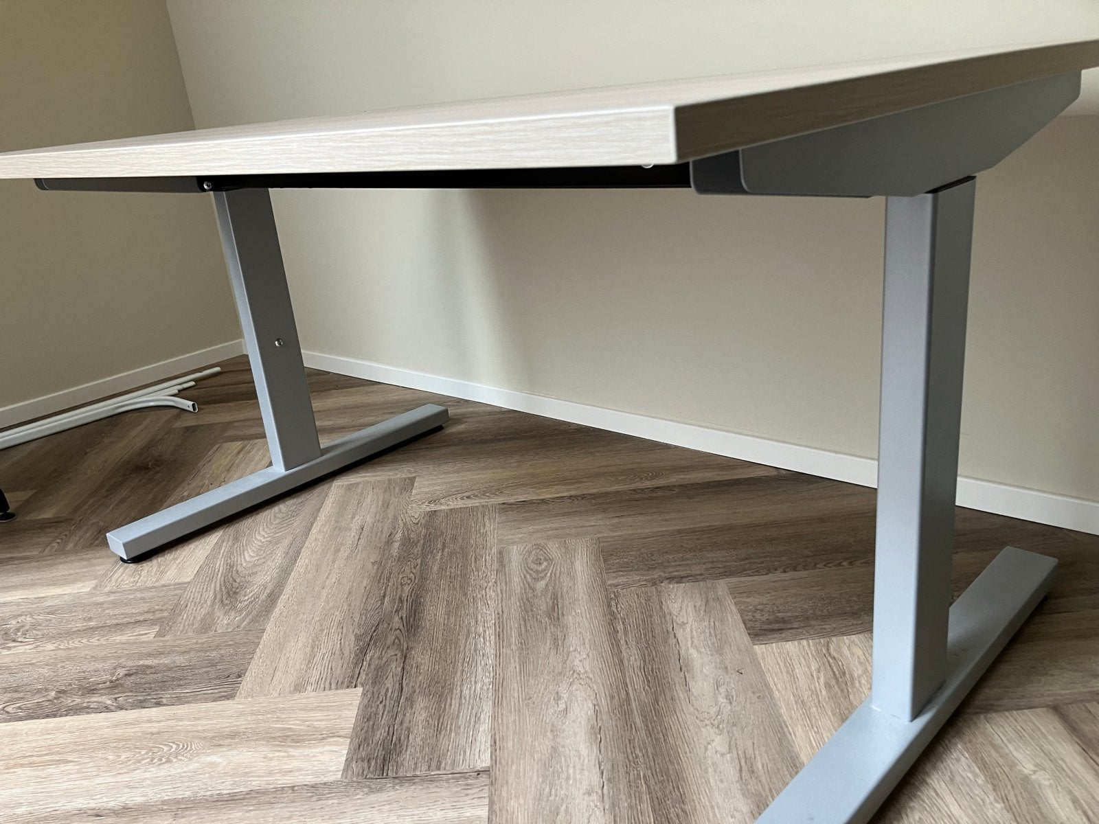 Groot verstelbaar bureau - ideaal voor complete desktop, Ophalen, Gebruikt, Hout, In hoogte verstelbaar