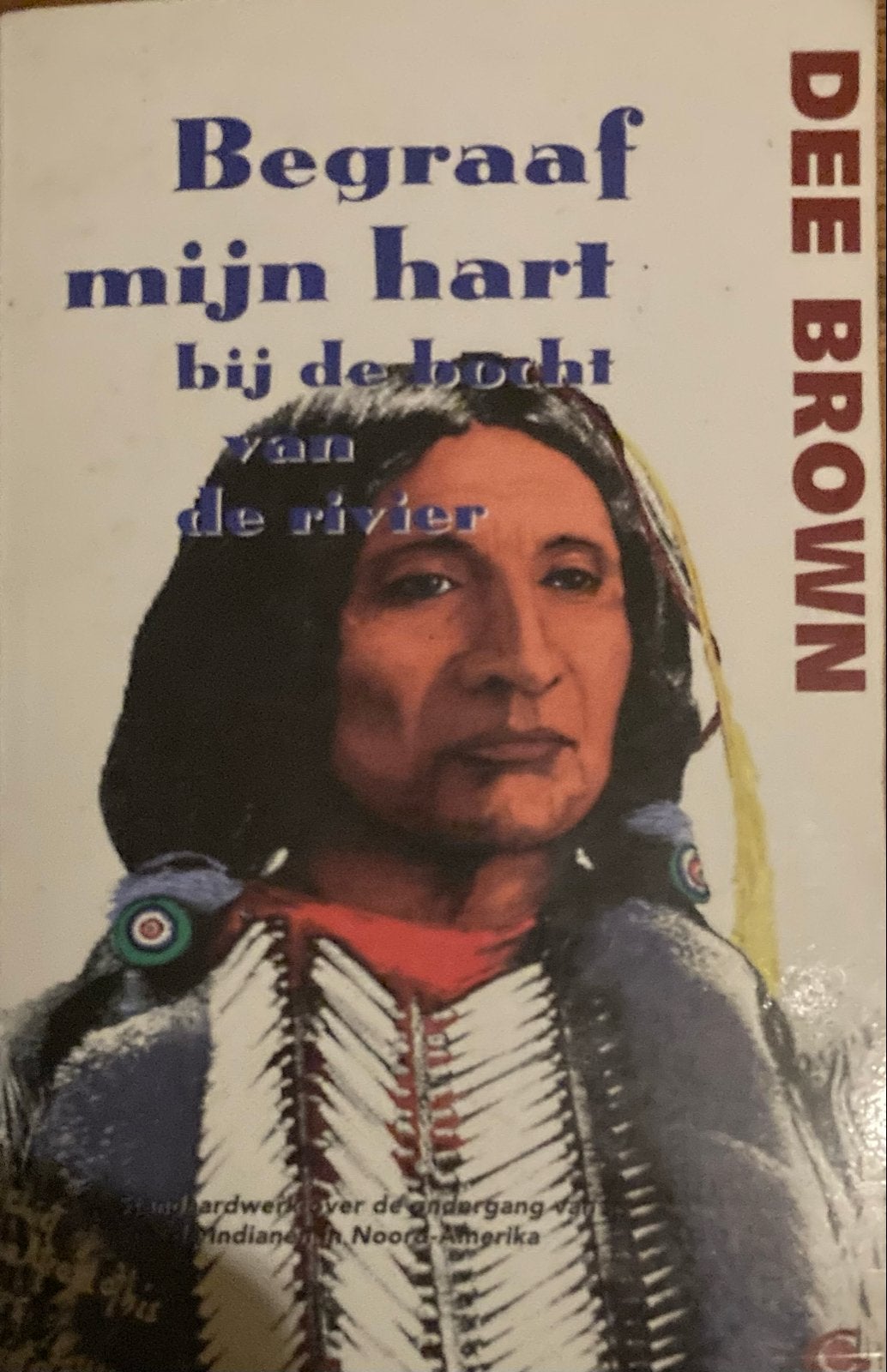 Begraaf mijn hart bij de bocht van de rivier - Dee Brown, Boeken, Ophalen of Verzenden, 20e eeuw of later, Gelezen