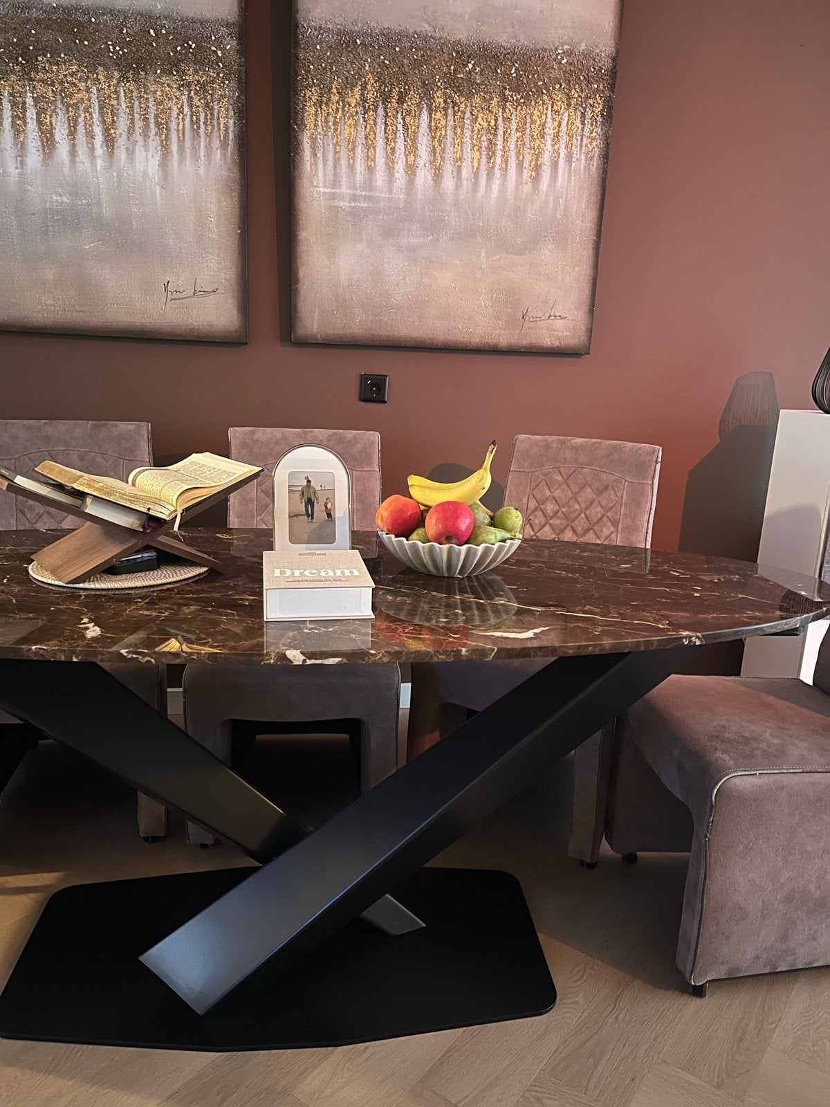 Ovale eettafel met écht Spaans emprador blad, Huis en Inrichting, Ophalen, Overige materialen, 100 tot 150 cm, Zo goed als nieuw