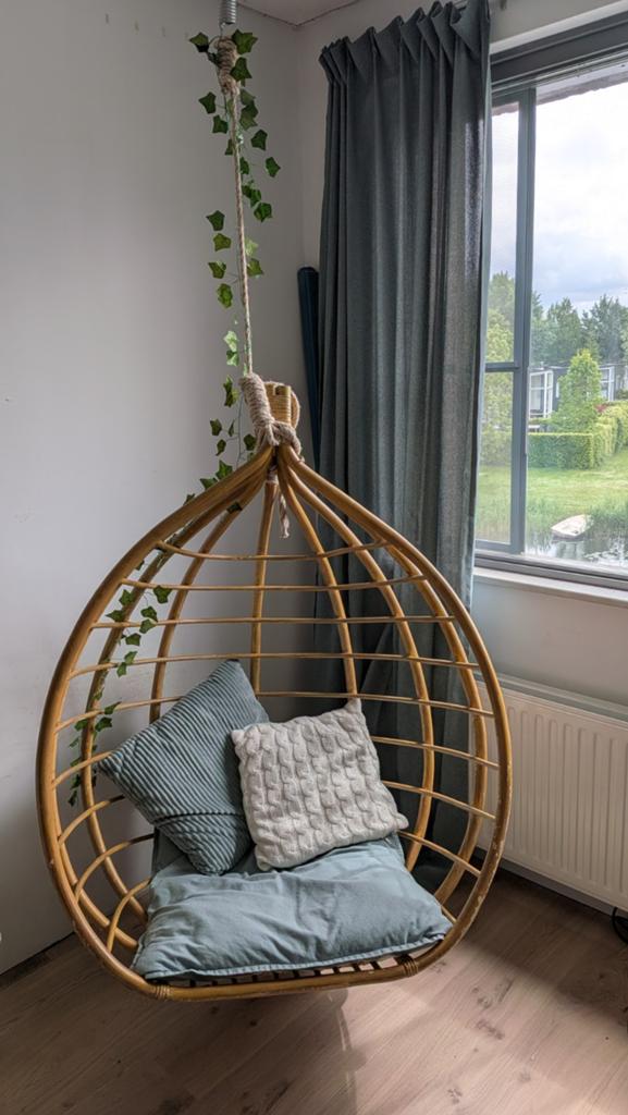 Rotan hangstoel rond model met ophangveer, Huis en Inrichting, Stoelen, Ophalen, Gebruikt, Bruin, Riet of Rotan