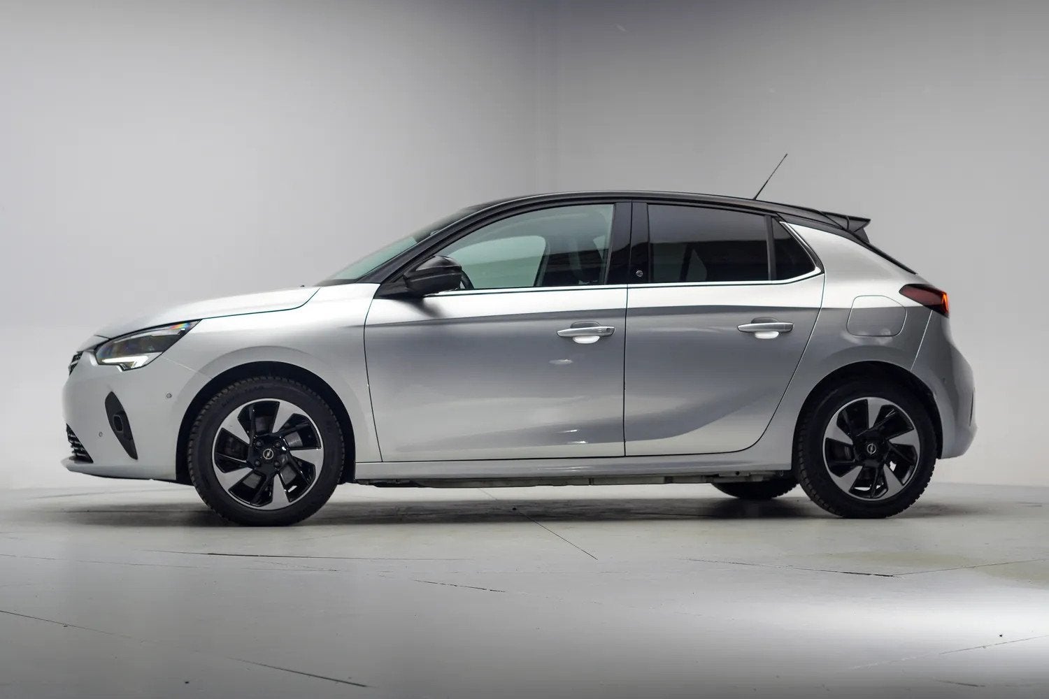 Opel CORSA-E Elegance 50kWh 3-Fase [Apple/Android Navi Camer, 0 cilinders, Gebruikt, Leder, 1430 kg