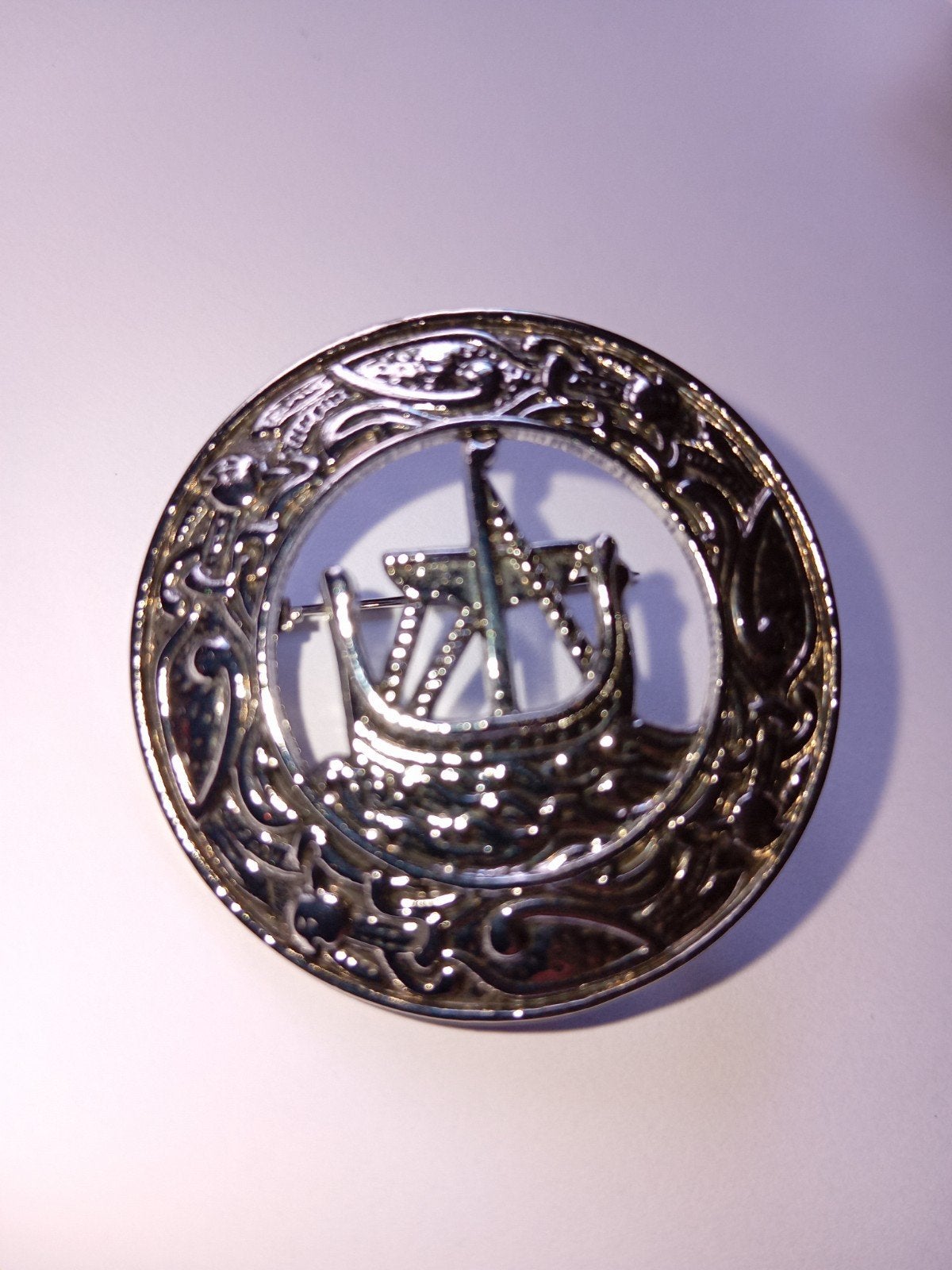 Vintage Broche Zilverkleurig met Vikingschip, Overige materialen, 4 tot 7 cm, Ophalen of Verzenden, Zo goed als nieuw