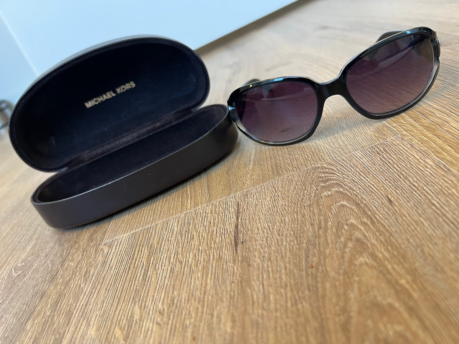 Michael Kors Zonnebril in koker, Ophalen of Verzenden, Zo goed als nieuw, Overige merken