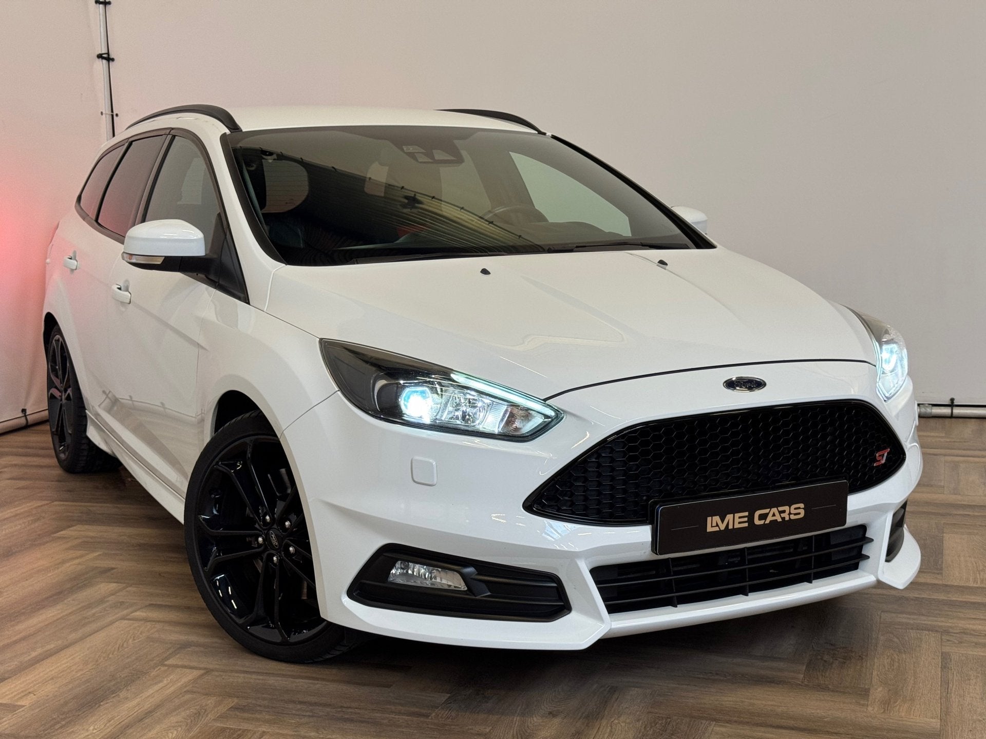 Ford Focus Wagon 2.0 ST | DEALER ONDERHOUDEN! | NETTE AUTO!, Dealer onderhouden, Gebruikt, 4 cilinders, Wit