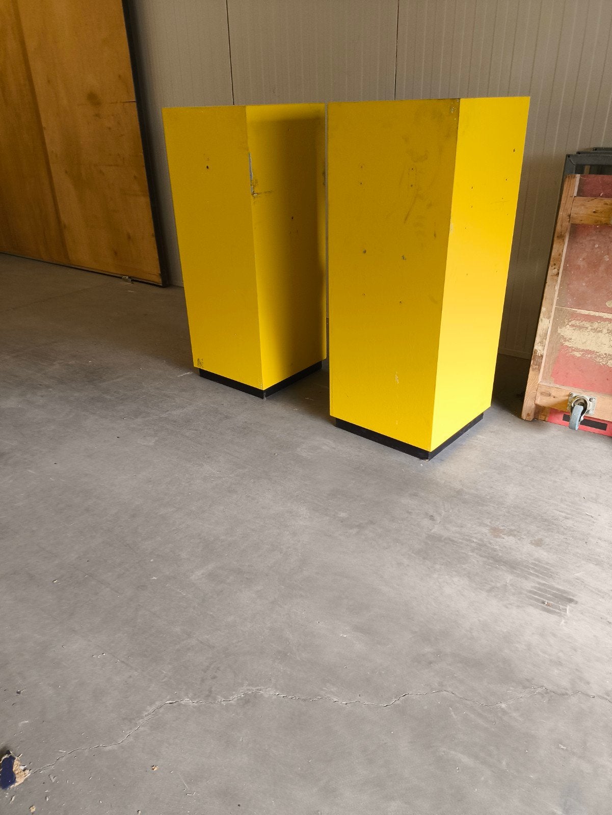 2 gebruikte consoles voor bloempot of presentatie 50x50x200, Ophalen