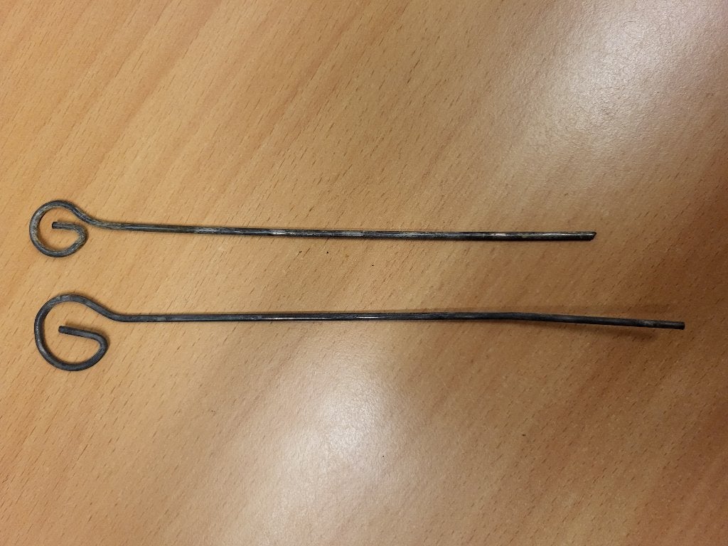 Bbq pennen.   2 X met kruloog.    Lengte per spies: 18 cm., Ophalen of Verzenden, Gebruikt
