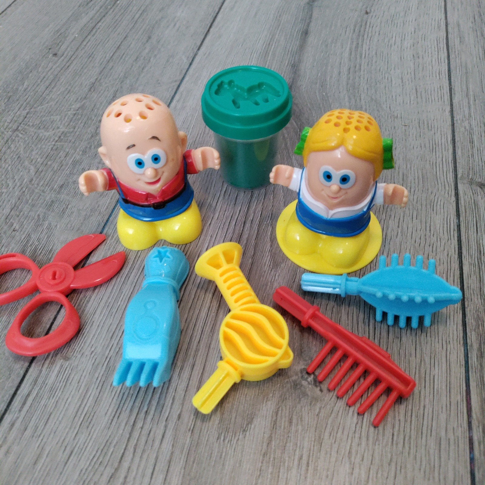 Play-Doh Kappersset met poppetjes en accessoires, Ophalen of Verzenden, Gebruikt, Knutselen