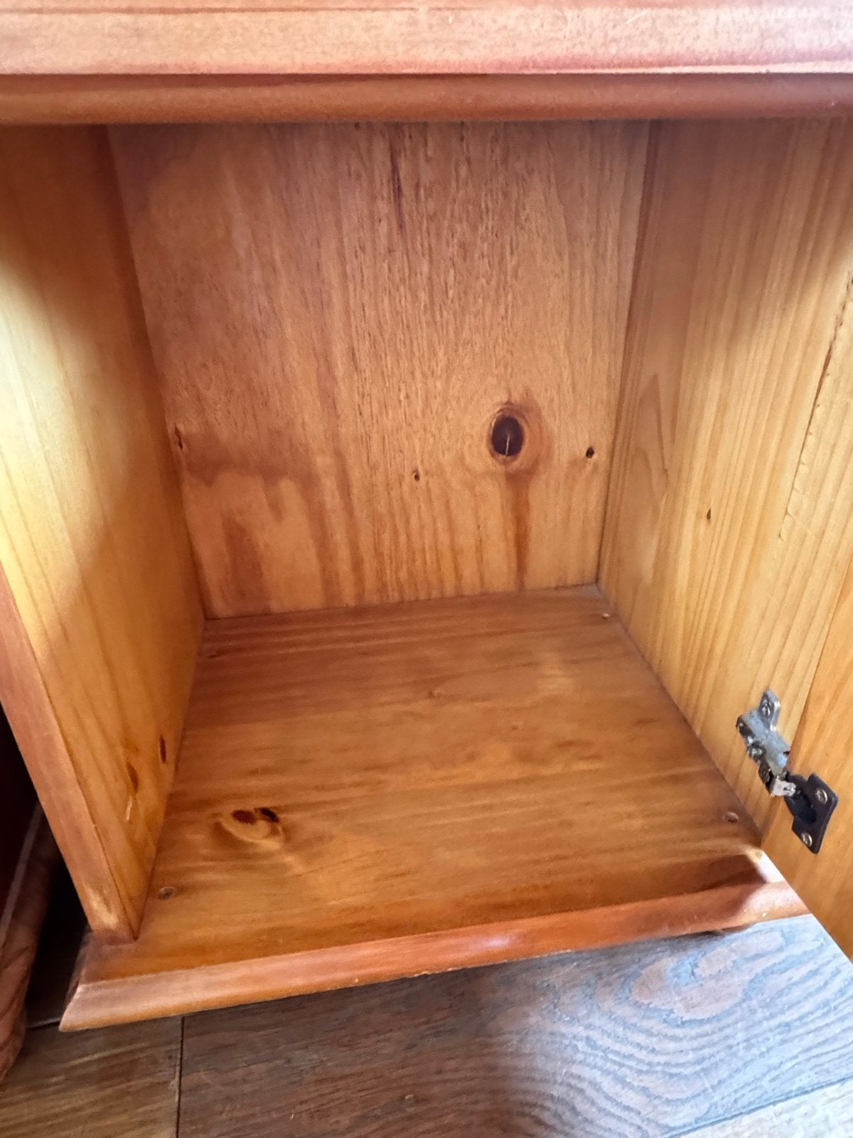 Foto 4 van Set van 2 houten nachtkastjes met lade en deurtje