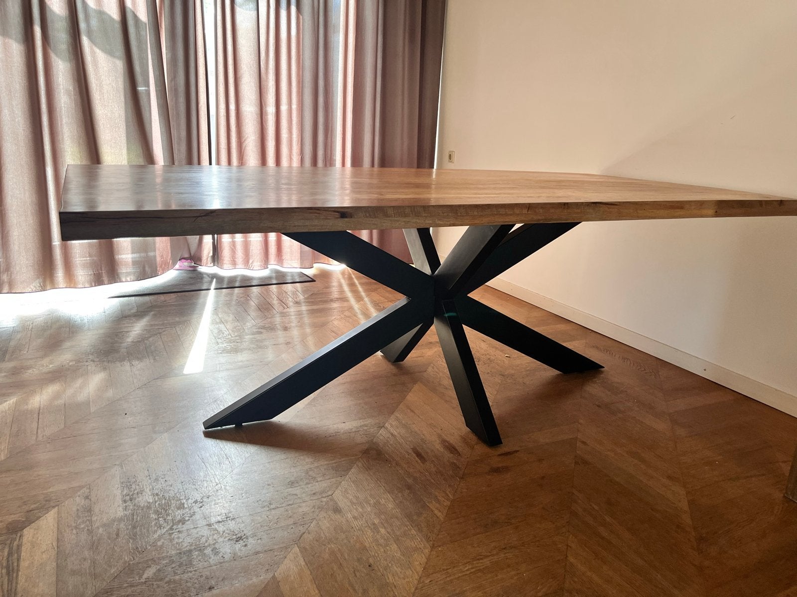 Massief houten tafel met zwarte stalen kruispoot, Ophalen, 100 tot 150 cm, 200 cm of meer, Zo goed als nieuw