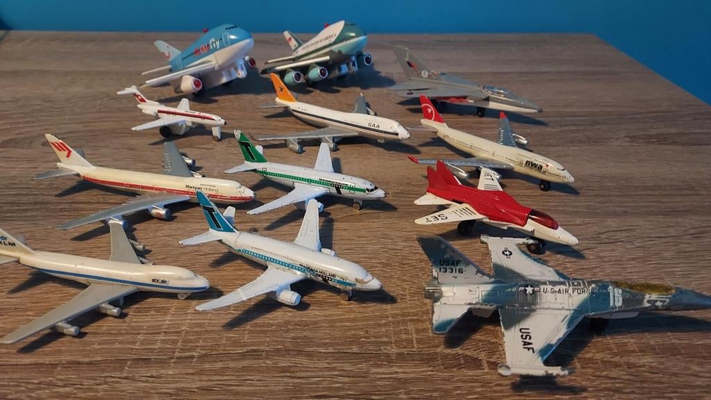 Diverse oudere ijzeren en plastic vliegtuigen, Ophalen of Verzenden, Gebruikt, 1:72 tot 1:144, Overige merken