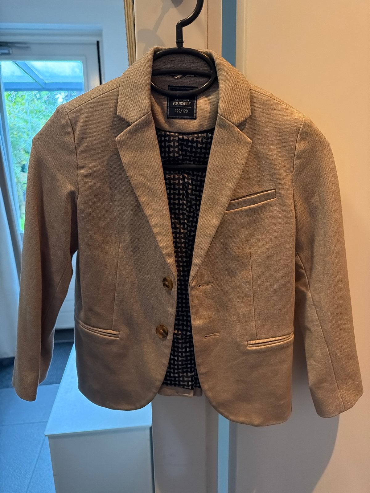 Nette beige blazer van WE Fashion - Maat 122/128, Ophalen, Zo goed als nieuw, Jongen, Jas