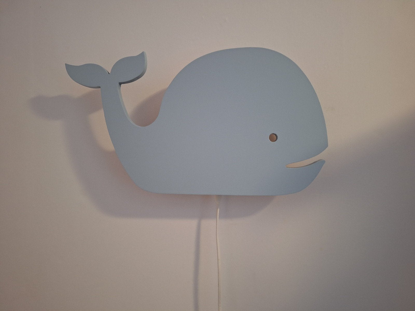 Houten Toddie wandlamp kinderkamer | Walvis - denim drift, Ophalen, Zo goed als nieuw, Hout