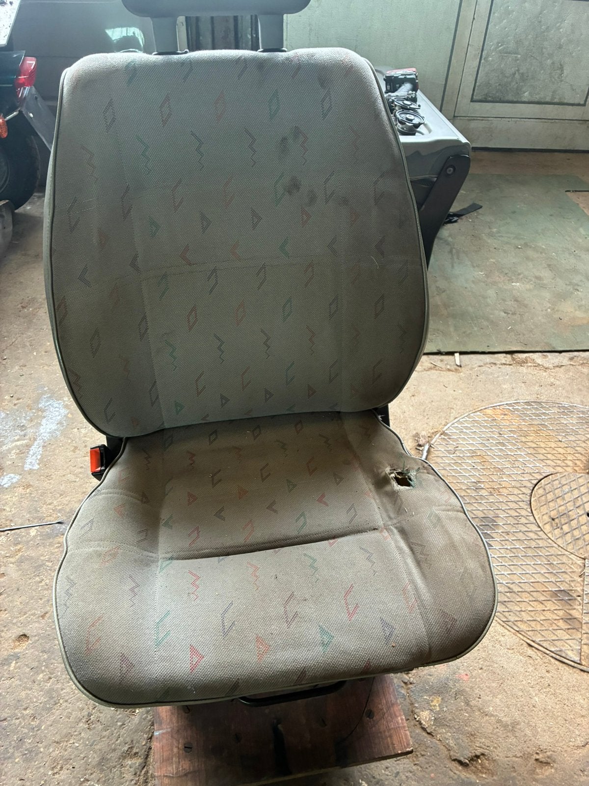 Volkswagen T4 Bestuurdersstoel - Goede staat met klein gaatj, Auto-onderdelen, Interieur en Bekleding, Ophalen, Volkswagen