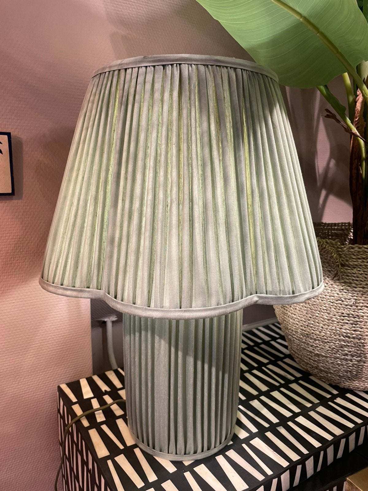 Doing Goods Myra Lamp Groot Zijde Saliegroen, Tafellamp, Rond, Nieuw, Ophalen of Verzenden