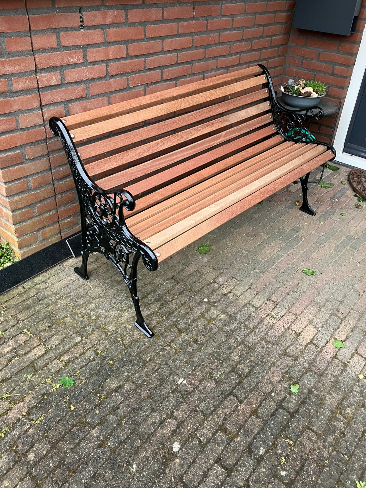 Compleet opgeknapte tuinbank met gietijzeren zijkanten, Ophalen, Zo goed als nieuw, Metaal