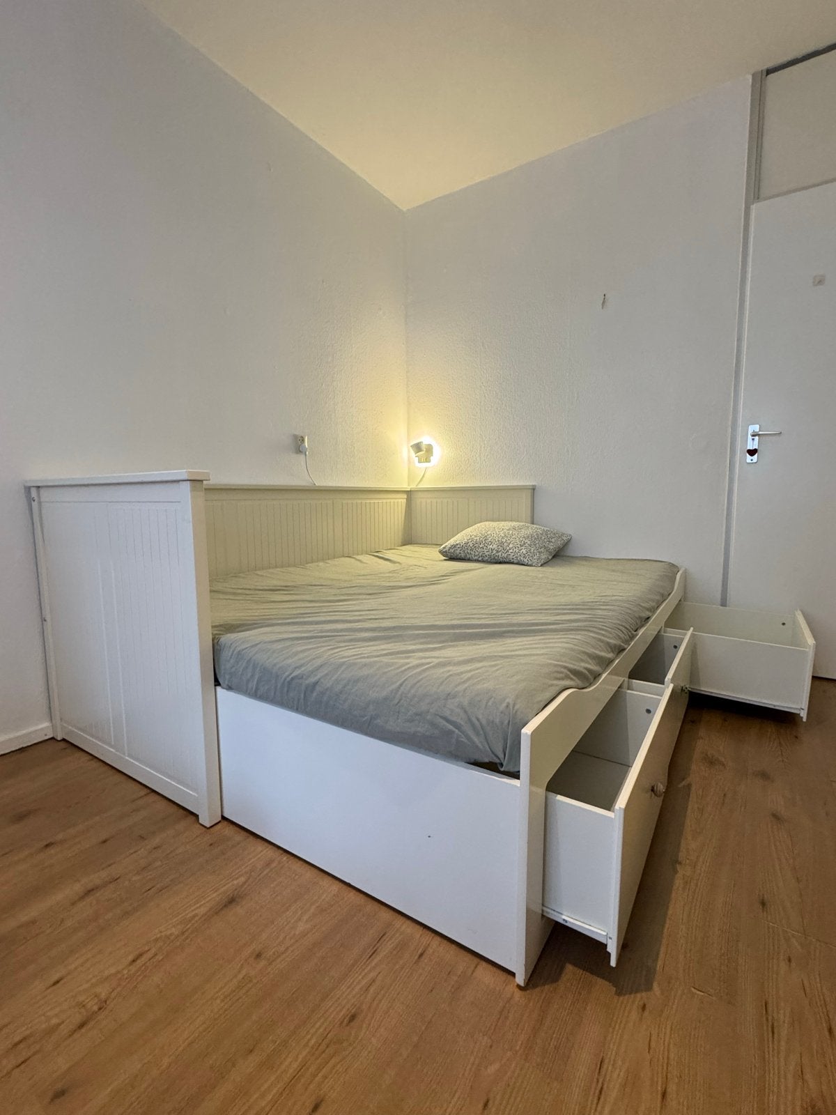 IKEA bed met twee matrassen - snel ophalen!, Ophalen, Gebruikt, Wit, Tweepersoons