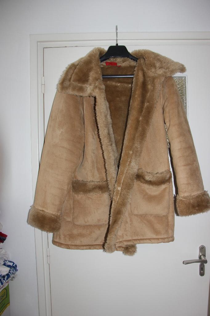Dames Winterjas maat 40/42 € Bieden, Beige, Ophalen of Verzenden, Zo goed als nieuw, Maat 38/40 (M)