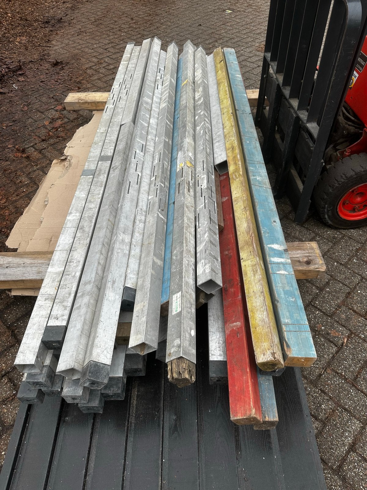 Partij metselpalen - Diverse lengtes en materialen, Ophalen, 2 tot 5 meter, Gebruikt, Onb