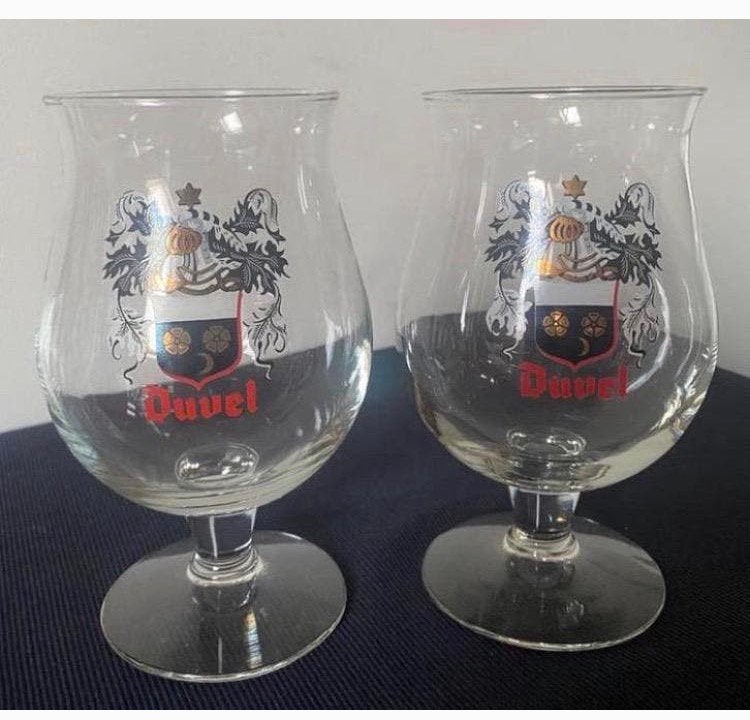 2x DUVEL bierglas op voet met wapenschild., Ophalen of Verzenden, Zo goed als nieuw, Glas of Glazen, Duvel