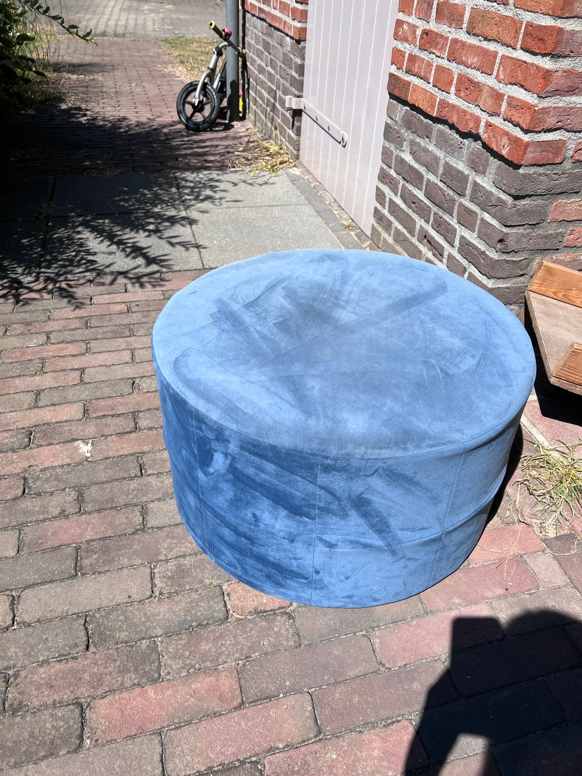 Poef suede blauw gratis, Huis en Inrichting, Banken | Voetenbanken en Poefen, Ophalen, Gebruikt, Rond, 50 tot 75 cm