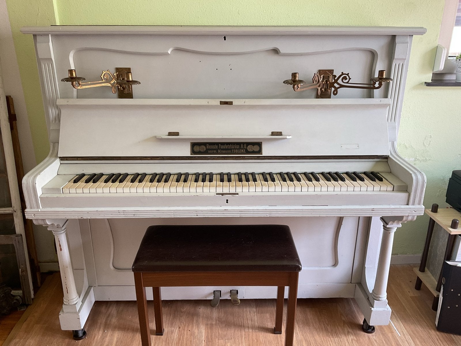 Antieke piano, wit, met kandelaren en pianobank, Ophalen, Gebruikt, Wit, Piano