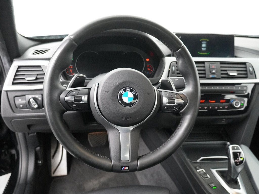 BMW 3 Serie 320i Edition M Sport Shadow Executive | Trekhaak, Achterwielaandrijving, 4 cilinders, Zwart, Bedrijf