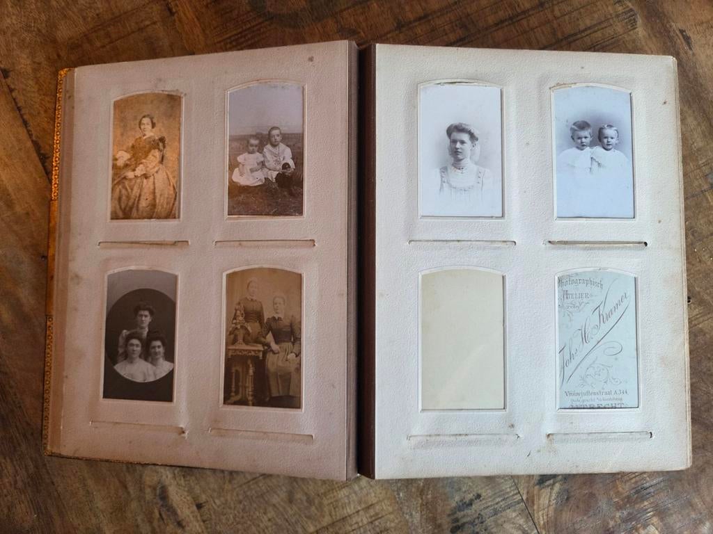 Oud fotoboek met overwegend portretten  - lederen kaft, Antiek en Kunst, Ophalen of Verzenden