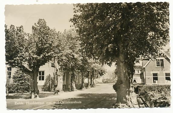 Eelde.  Hoofdstraat met Gemeentehuis, Verzamelen, Ansichtkaarten | Nederland, Ophalen of Verzenden, 1940 tot 1960, Gelopen, Drenthe