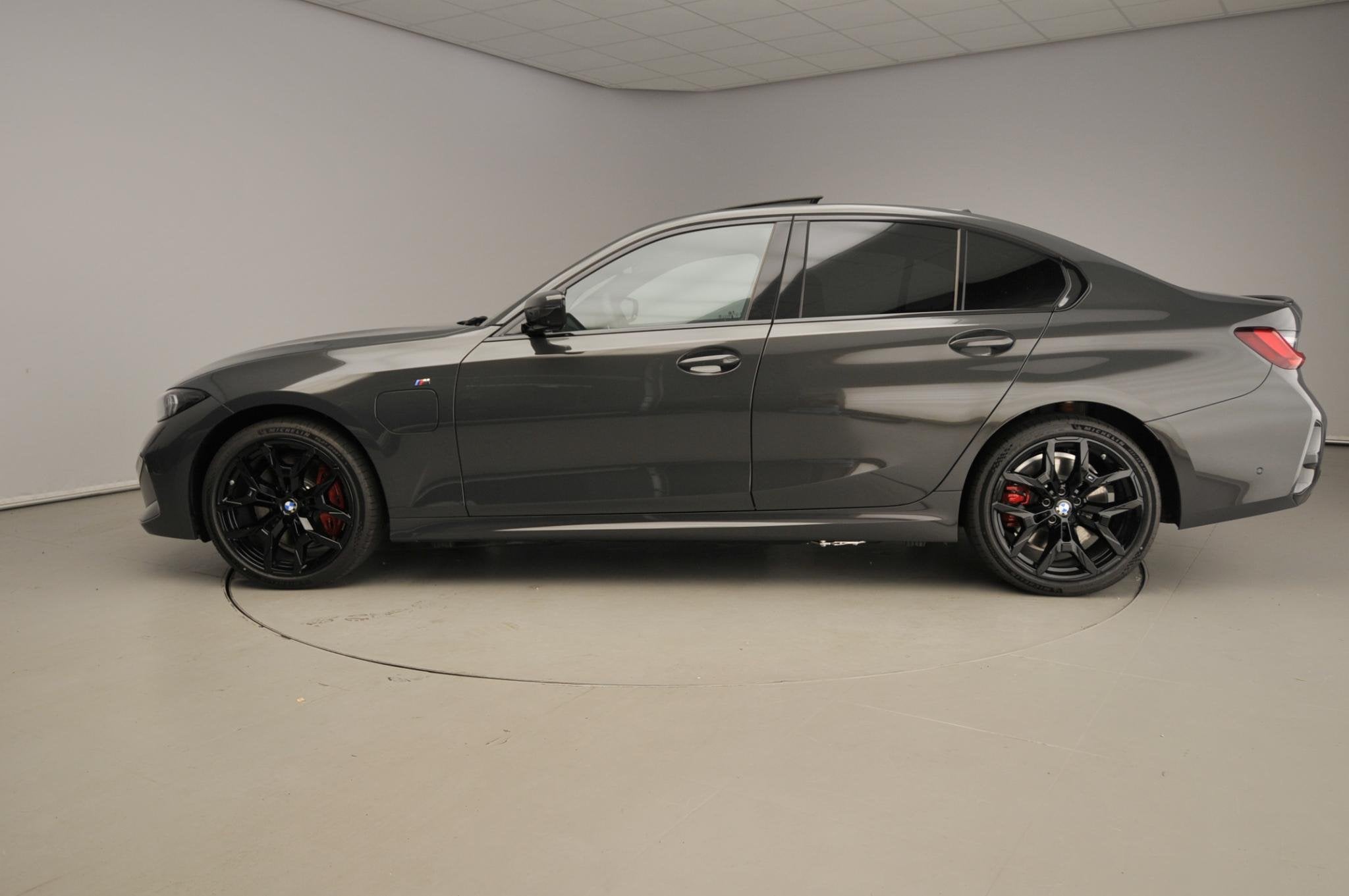 BMW 3 Serie Sedan 330e M Sportpakket Pro | Lederen M Sportze, Auto's, Automaat, Achterwielaandrijving, 4 cilinders, Met garantie (alle)