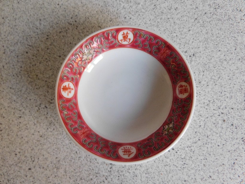 Rood Mun Shou Bord/Schaal - Made in China - 10 cm, Antiek en Kunst, Ophalen of Verzenden