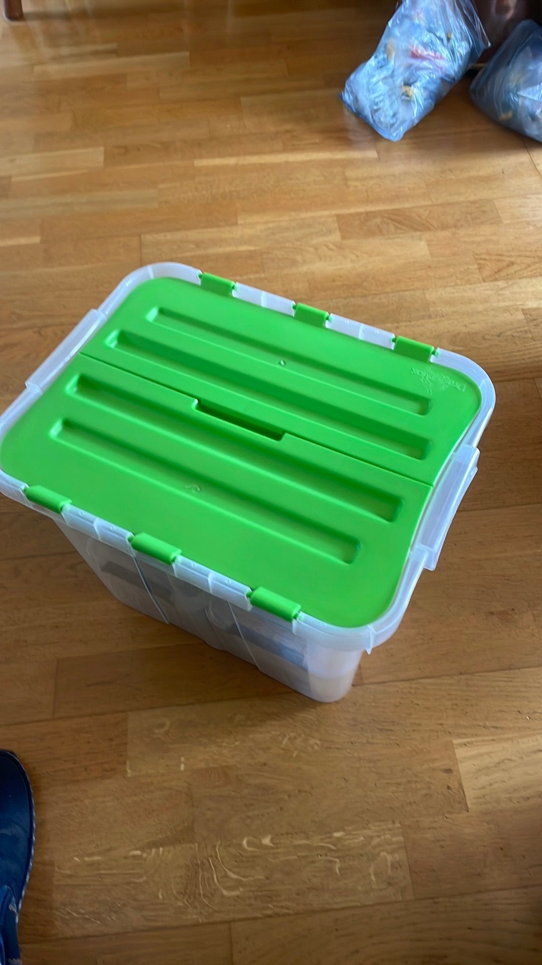 Lego Krat 2, Ophalen