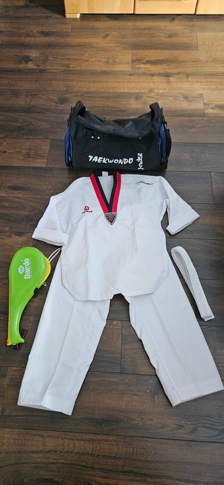 Taekwondo pak, tas en kickpad, Ophalen, Zo goed als nieuw, 134 t/m 140, Jongen of Meisje