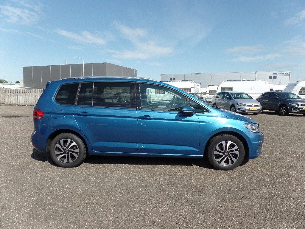 Volkswagen TOURAN 1.5 TSI AUTOMAAT Business 7PERS 2023, 4 cilinders, Blauw, 7 stoelen, Bedrijf