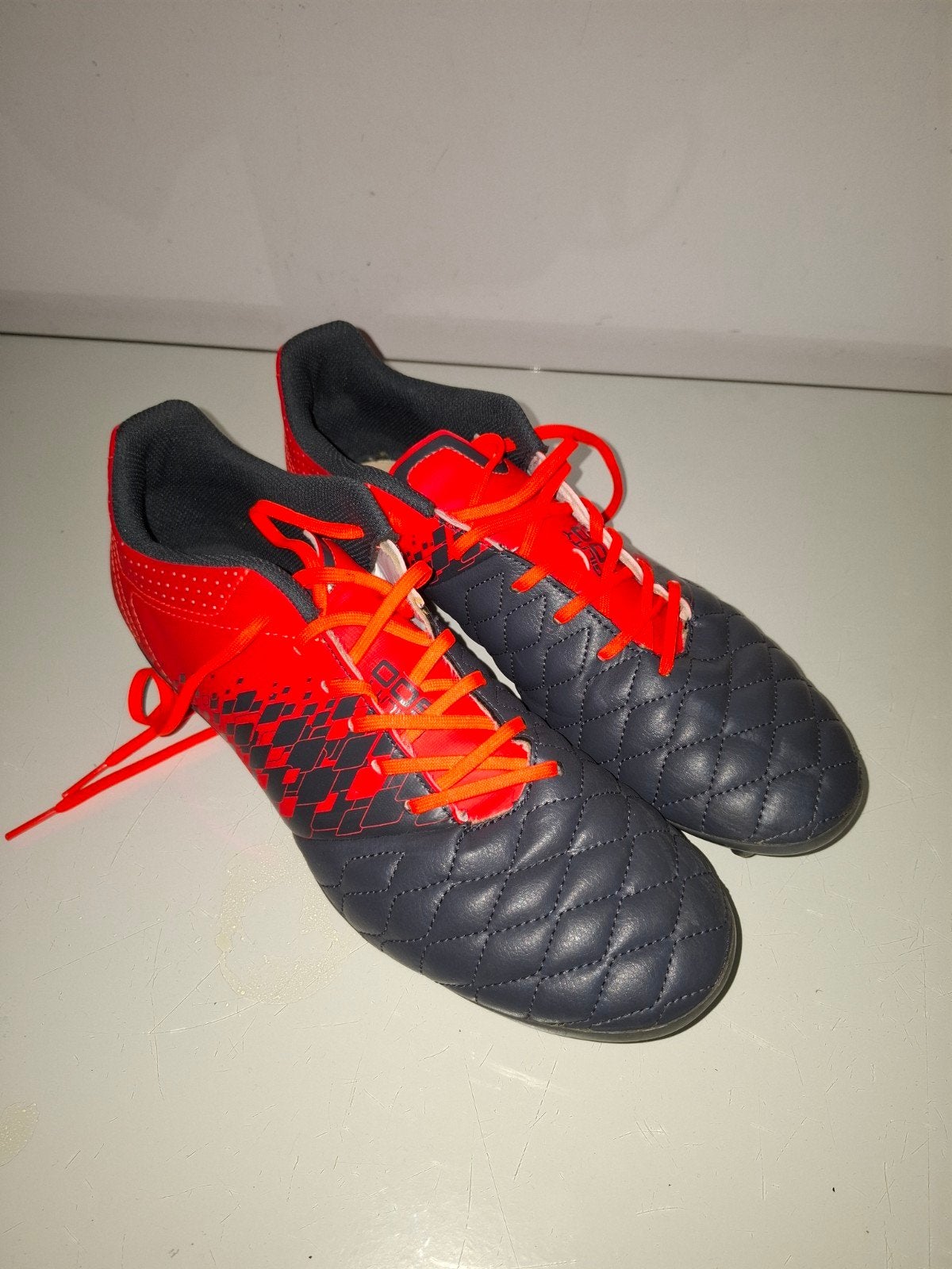 Voetbalschoenen Kipsta, maat 45 rood/zwart, Maat XS of kleiner, Ophalen, Gebruikt, Schoenen