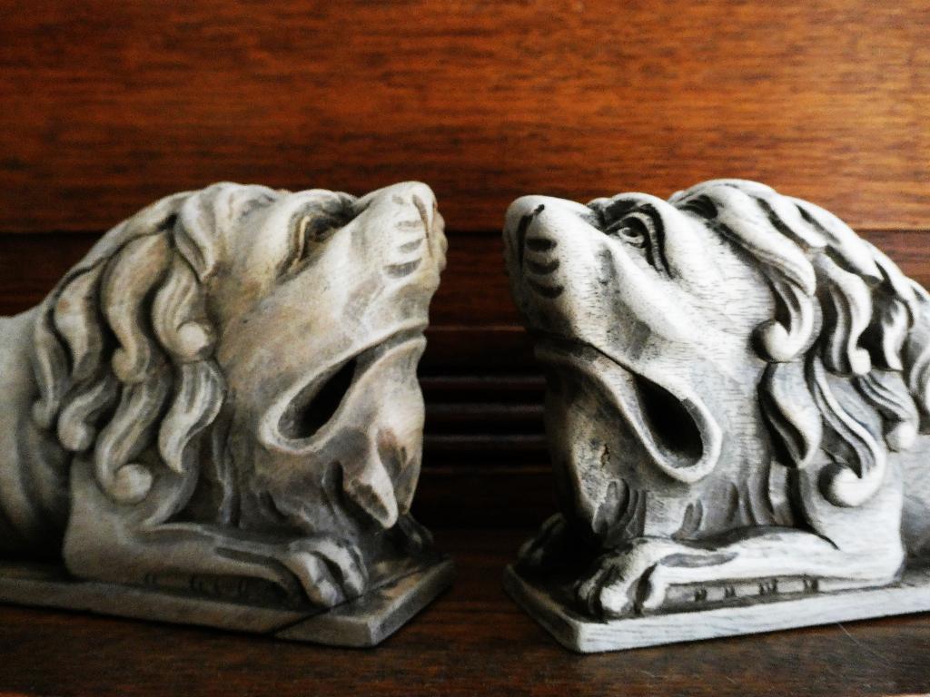 2 Antieke leeuwen gedetailleerd hout uitgesneden ornament, Houtsnijwerk, Minder dan 20 cm, Ophalen of Verzenden, Handgemaakt