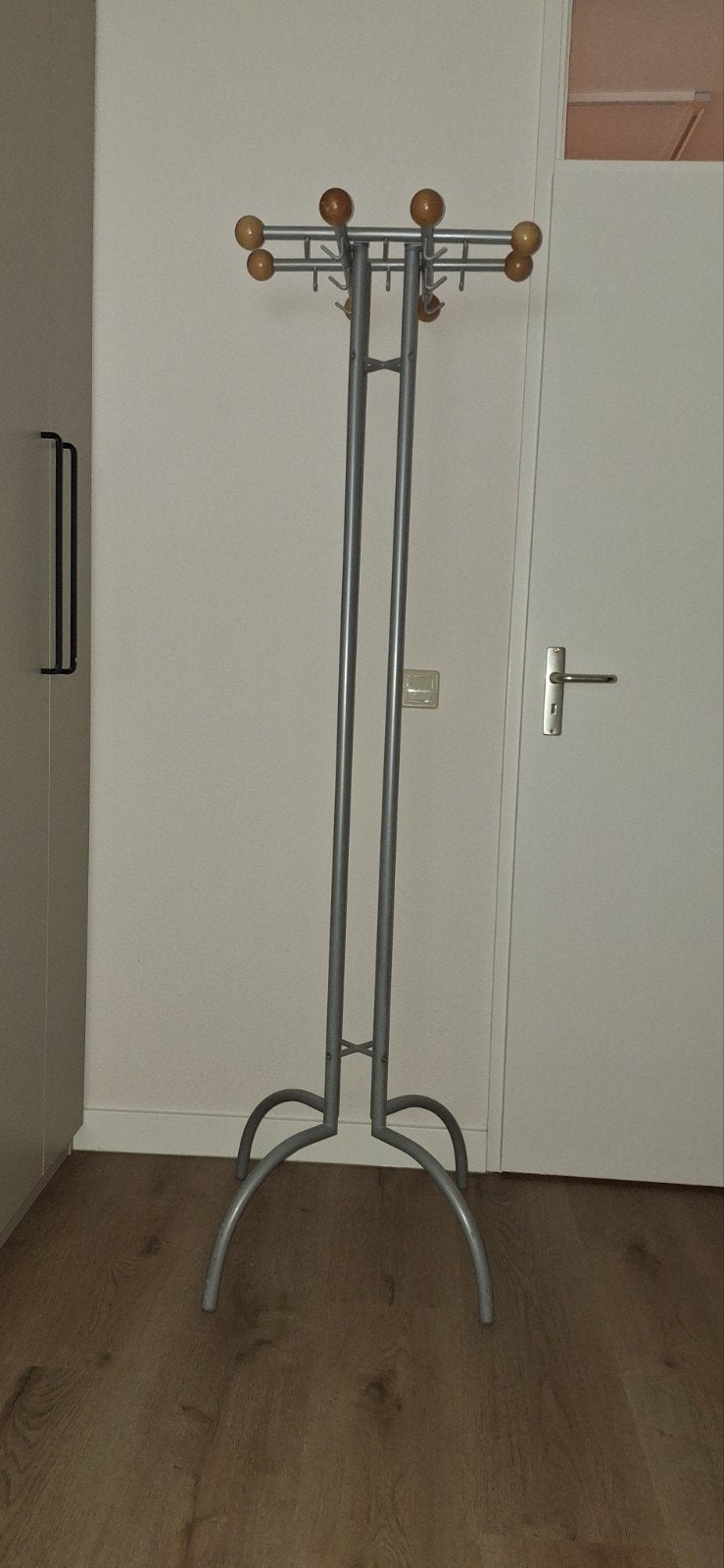 Moderne staande kapstok met houten bollen, Huis en Inrichting, Woonaccessoires | Kapstokken, Ophalen, Gebruikt, Metaal, Staande kapstok