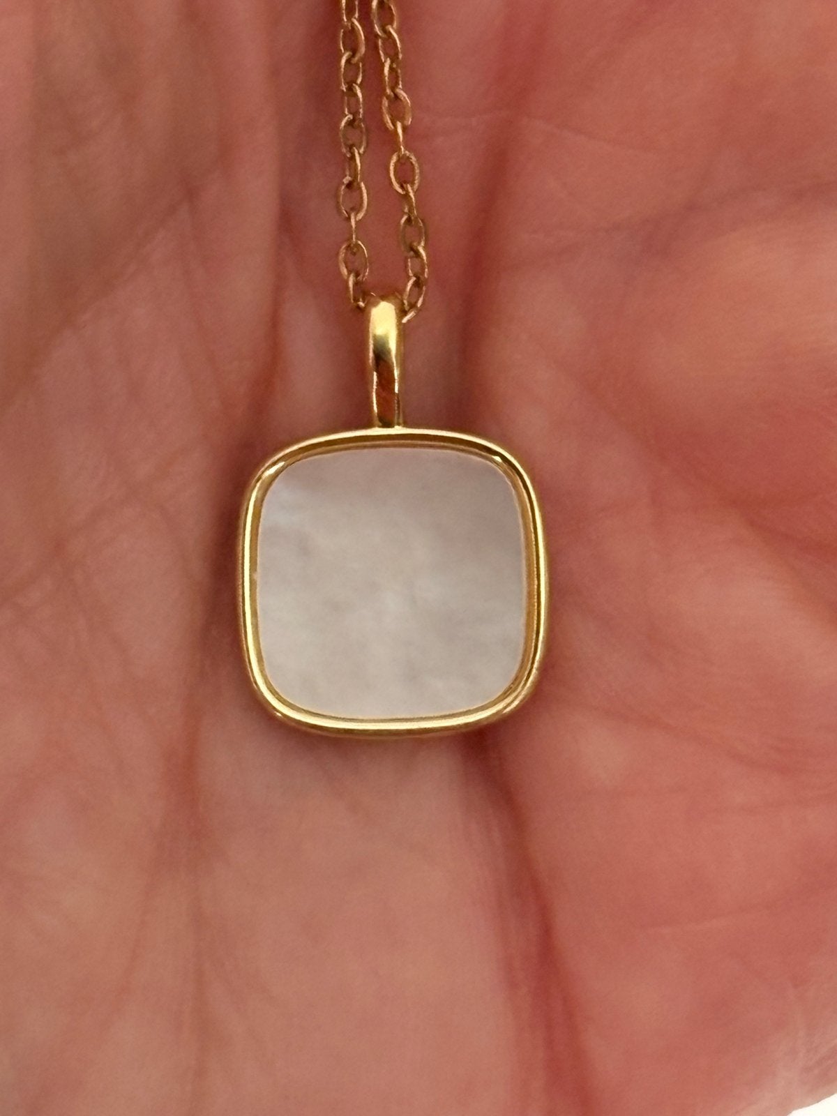 Parelmoer schelp hanger goudkleurig RVS ketting, Nieuw, Cariadgems@hotmail.com, Ophalen of Verzenden, Cariad Gems