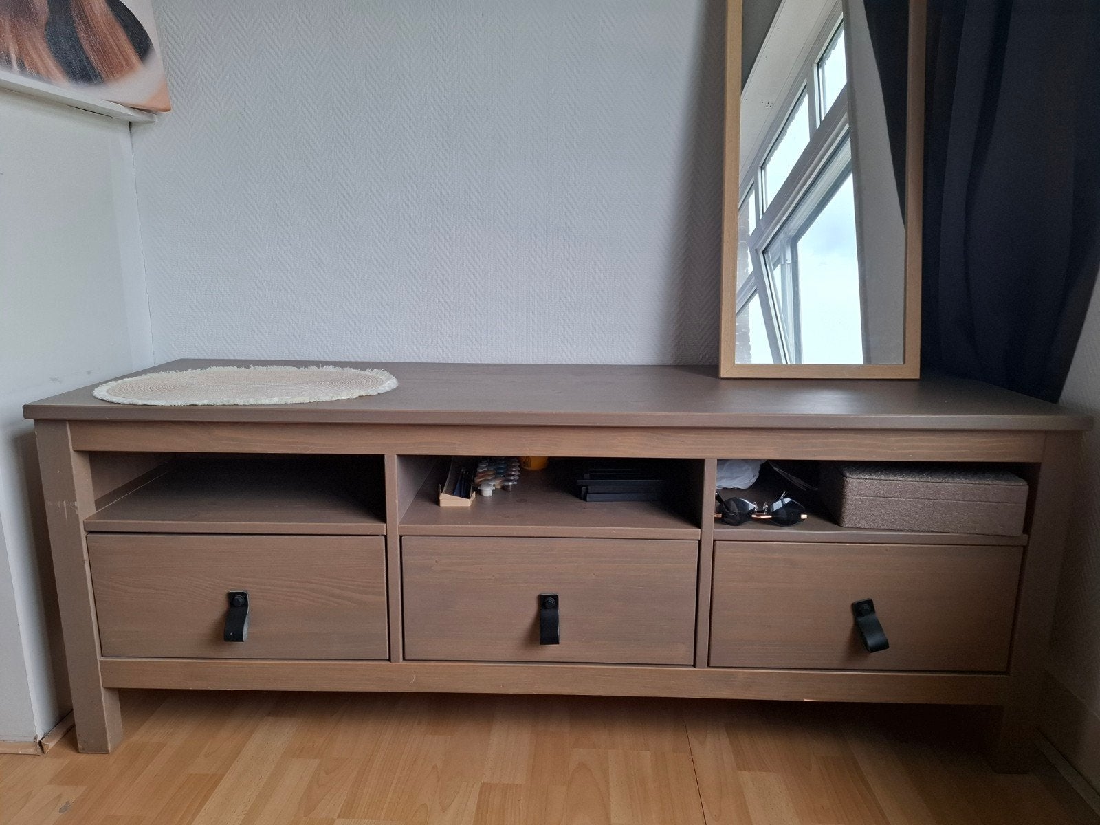 Grijze TV-kast/dressoir van massief grenenhout, Ophalen, Gebruikt, 100 tot 150 cm, Minder dan 100 cm