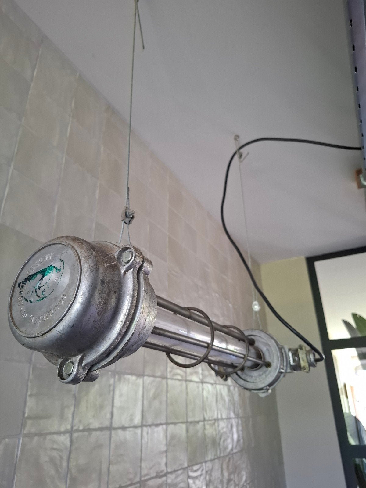 Oude industriële ijzeren TL tube/ kooilamp al omgebouwd led, Ophalen of Verzenden, Gebruikt, Glas, Industrieel