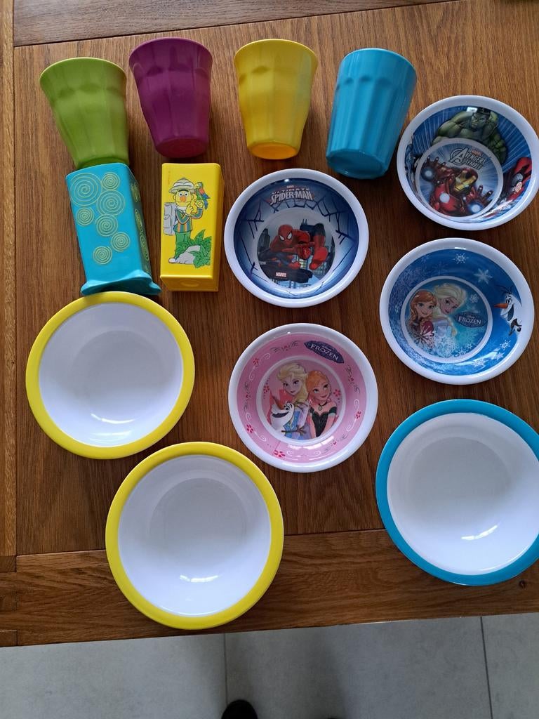 Plastic kinder bekers, bordjes (schaaltjes), pakjes houders, Ophalen of Verzenden
