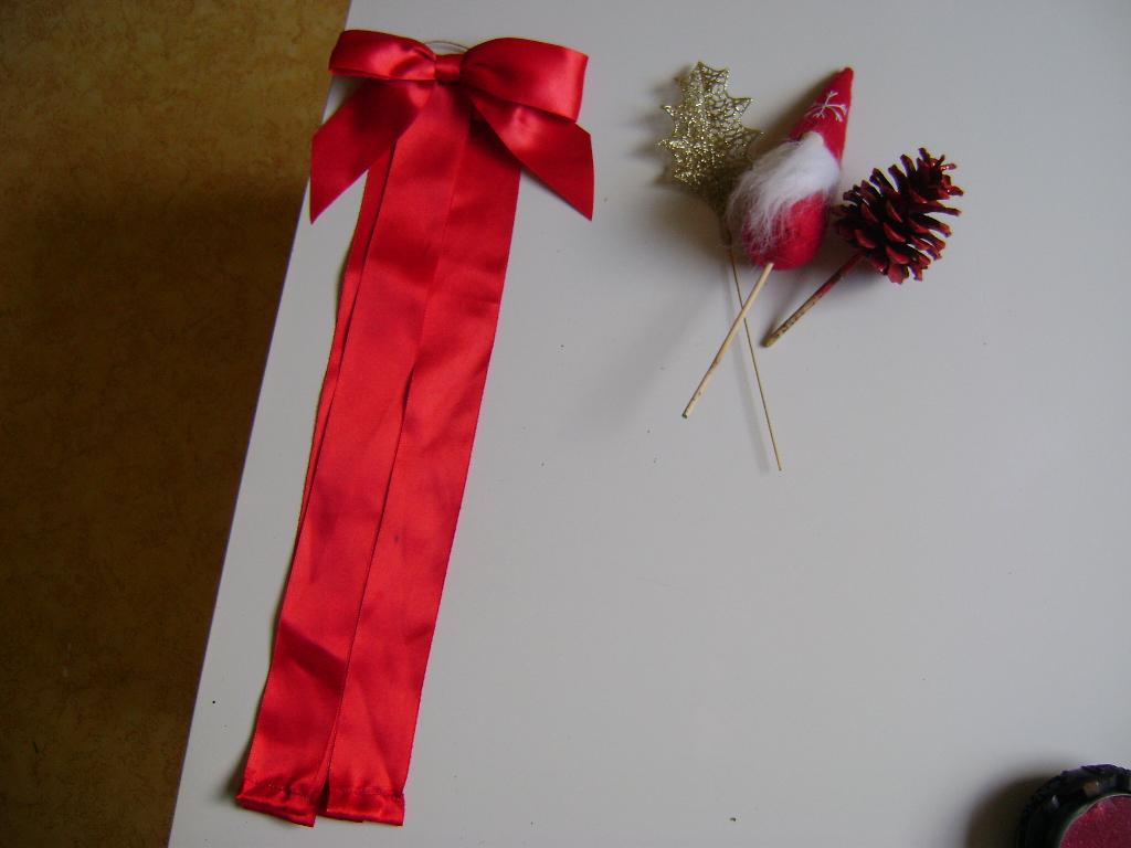 4del voor kerststuk gouden tak strik 41l kerstman en dennena, Ophalen of Verzenden, Zo goed als nieuw